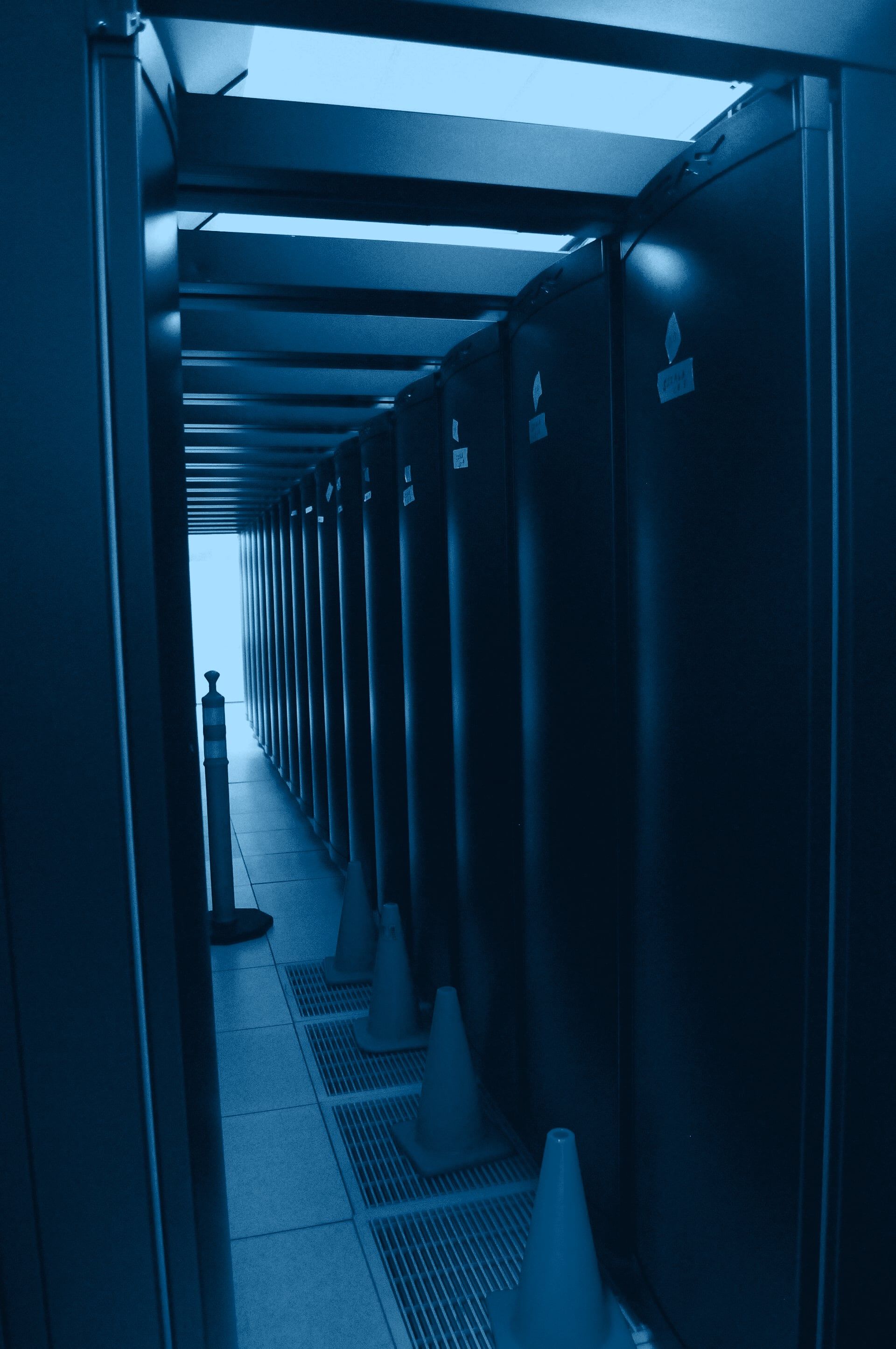 Pasillo entre racks de un centro de datos, visto en perspectiva