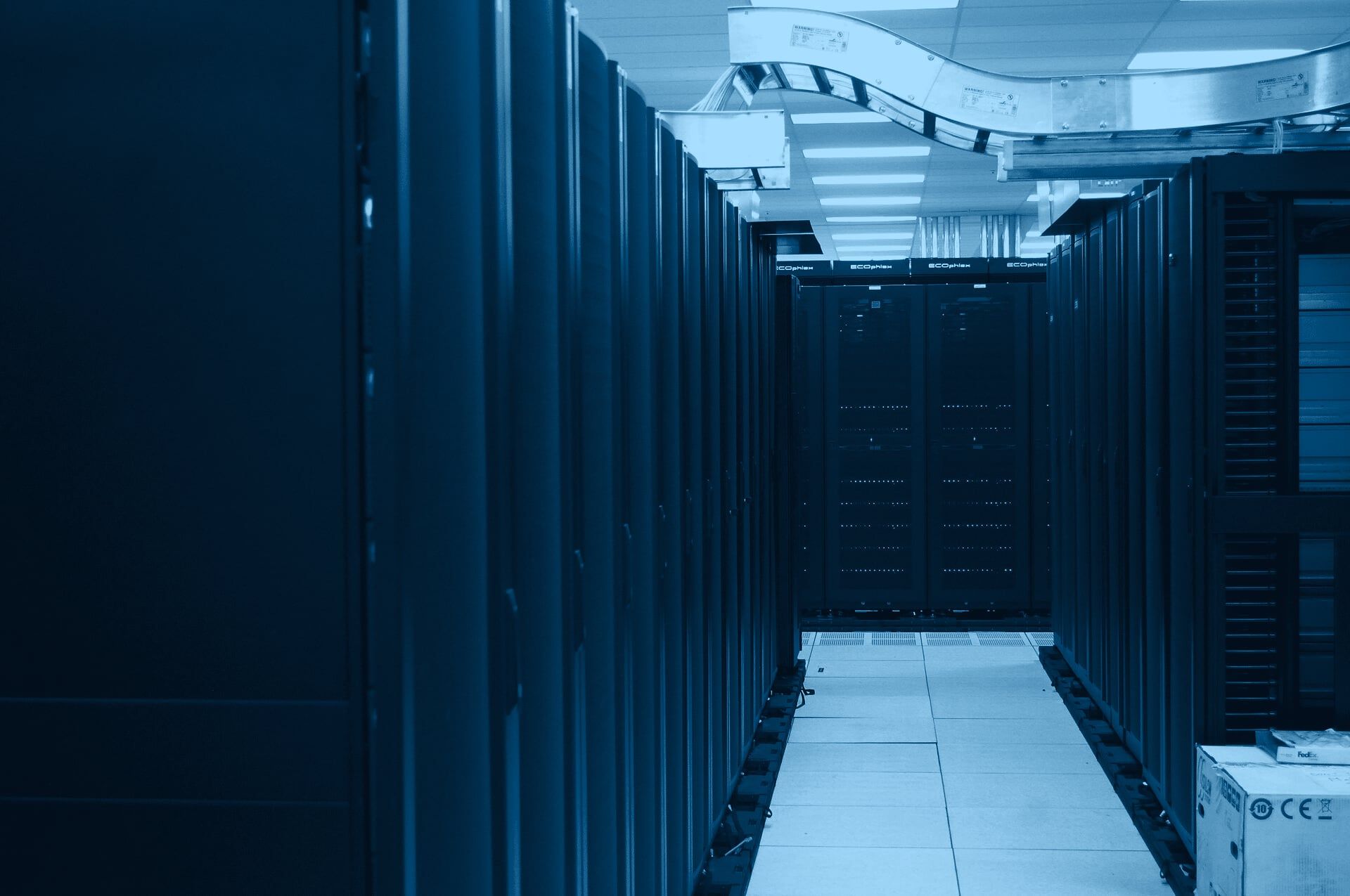 Fila de racks de servidores en una sala de datos con piso técnico